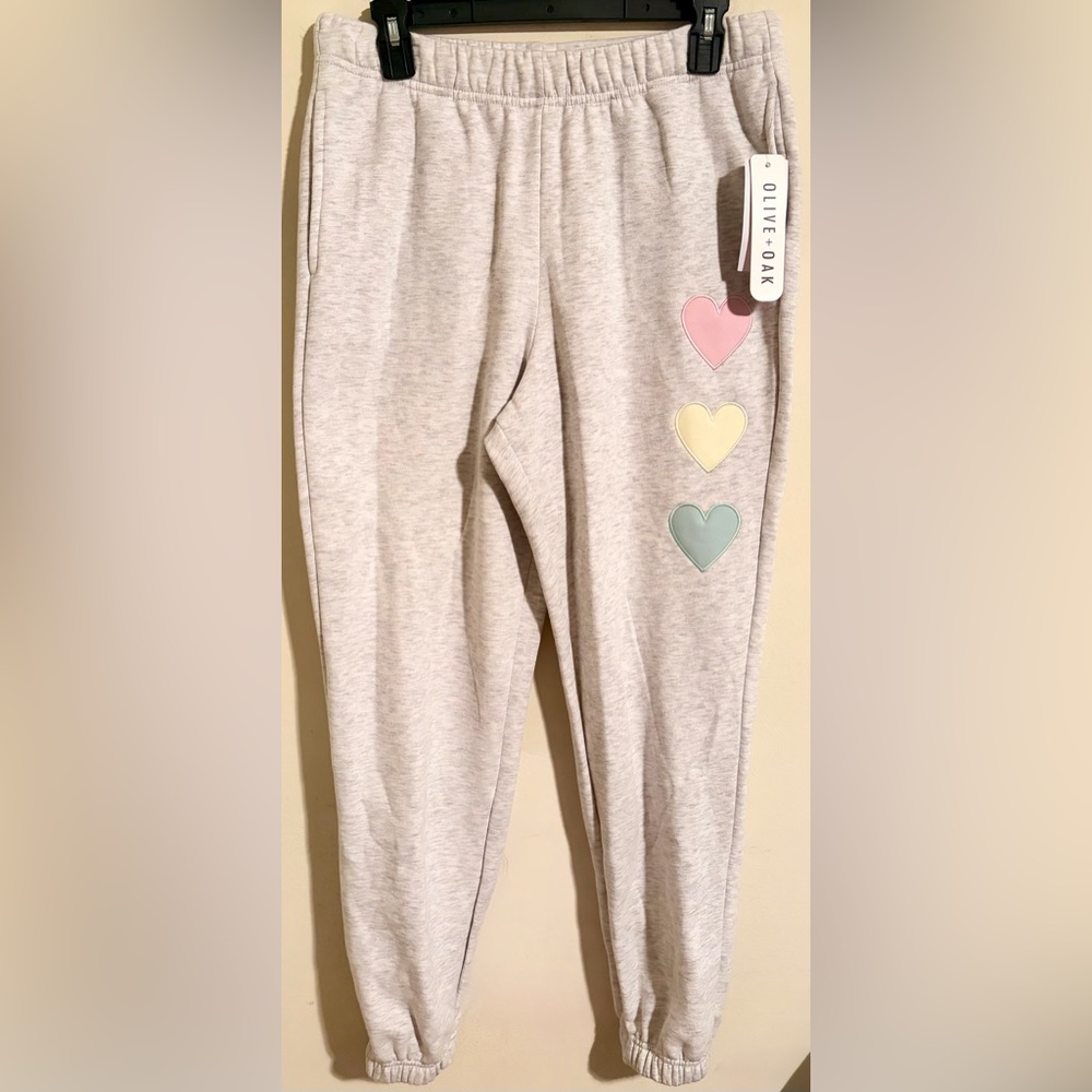 NWT Olive & Oak Women‘s Sz Small Light Gray Jogger Sweatpants with Heart Accents